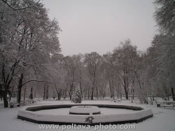 Солнечный парк в Полтаве покрытый снегом