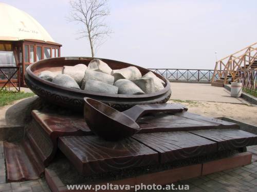 Памятник Полтавской галушке возле усадьбы Котляревского в районе Белой беседки