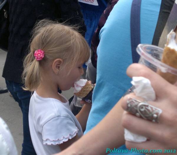 Дівчинка з мороженим