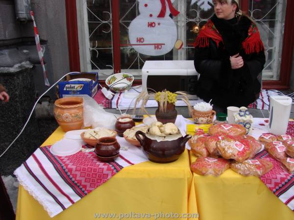 Веселе свято Масляної Полтава фото млинці та вареники