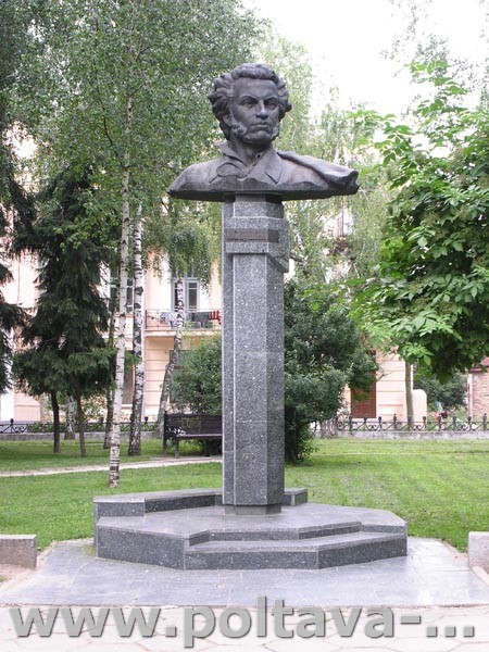 памятник Пушкину в берёзовом сквере