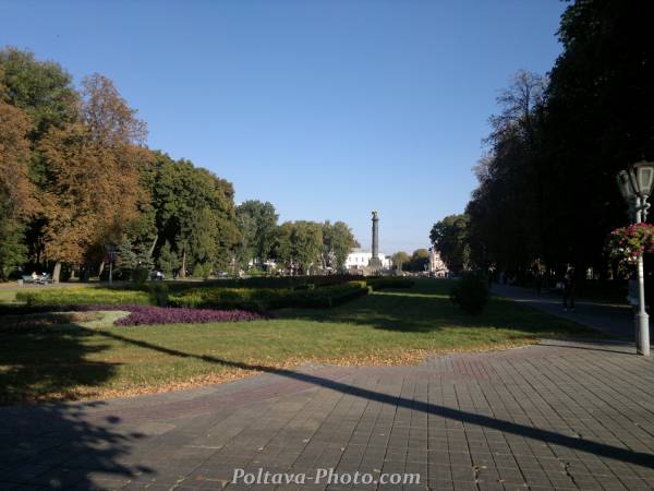 квітучі клумби полтавського Корпусного парку
