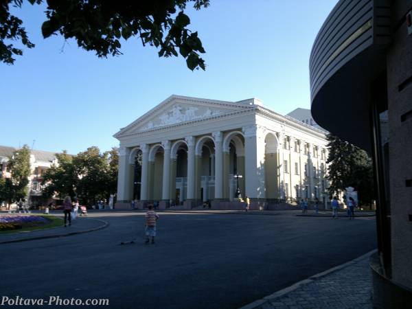театральна площа та театр Гоголя