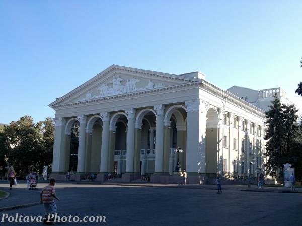 фасад театра Гоголя
