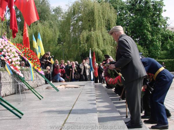 Покладання квітів