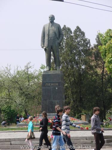 памятник Ленину на площади им. Ленина
