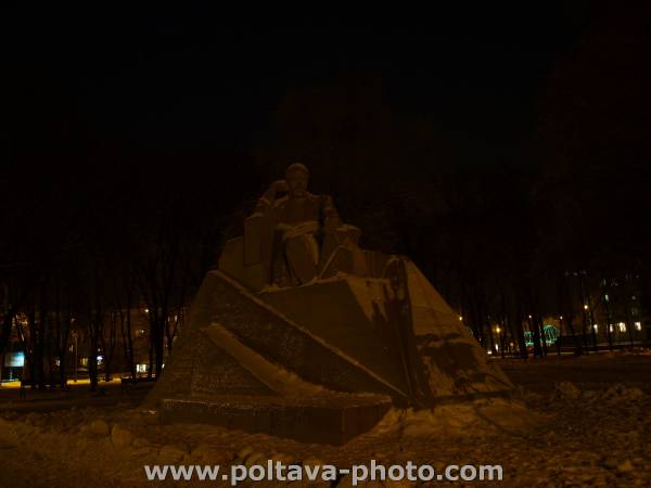 памятник Шевченку немного засыпан снегом