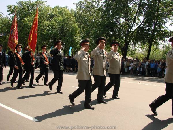 солдати віддають честь