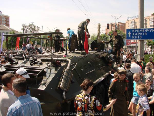 військові вилазять з бтр