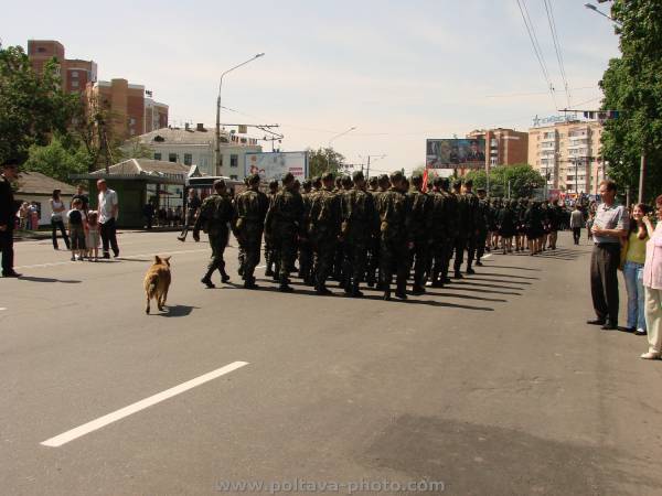 марш солдатів в сторону зупинки Панаса Мирного