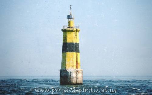 Одинокий маяк в северном море