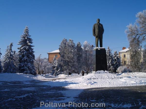 вид на памятник Ленину с Петровского парка