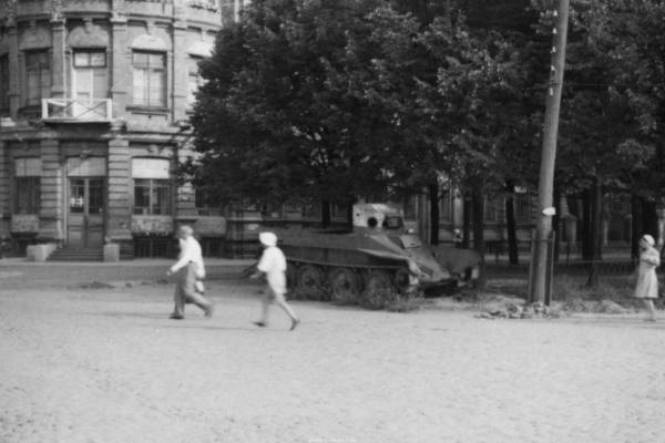 1943 р танк на розі вул. Пушкіна і Гоголя
