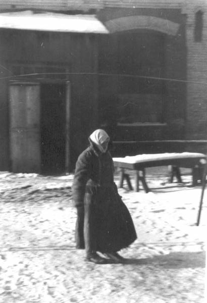 пожилая женщина,зима 1943