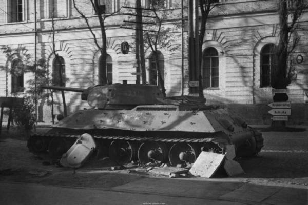 1943 танк на Жовтневій