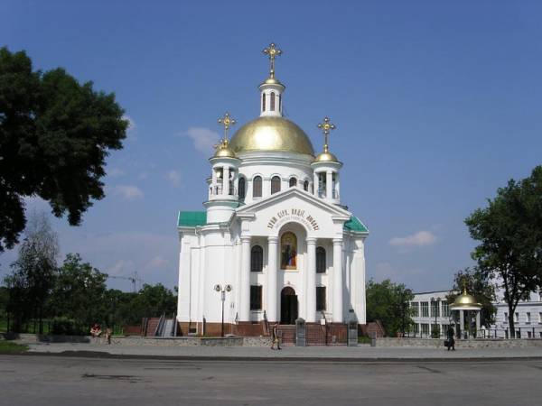 Церковь возле парка победы