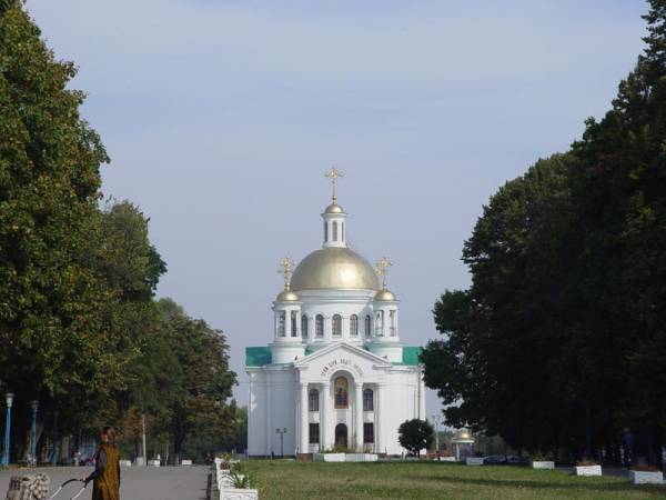 Парк Победы вид на церковь